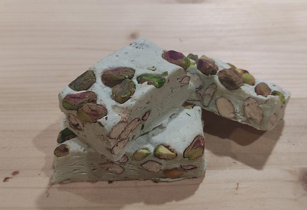 Nougat tendre aux amandes, pistaches et miel. - Mes gourmandises